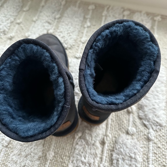 Classic Short Uggs Size: 7 Colour: Navy - Picture 6 of 6